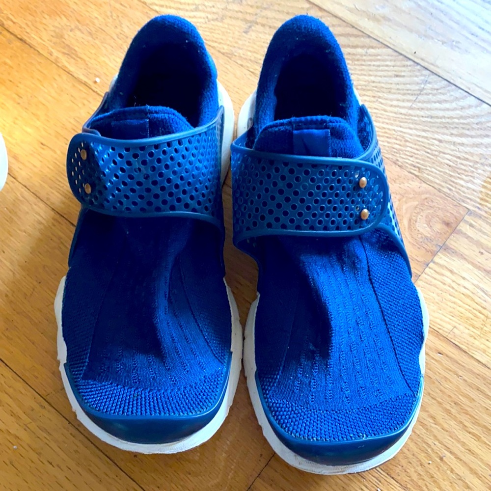 Nike sock darts in size 6